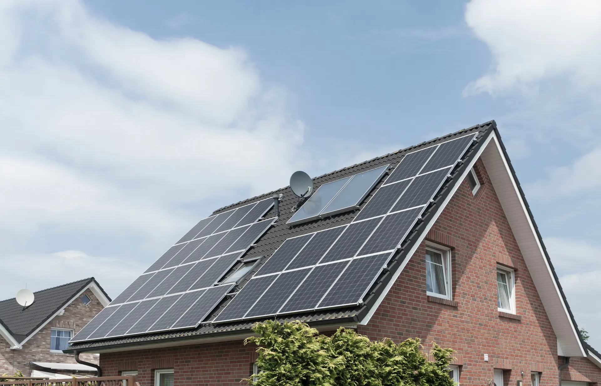 Einfamilienhaus mit einer PV-Anlage mit 32 Solarmodulen auf dem Dach
